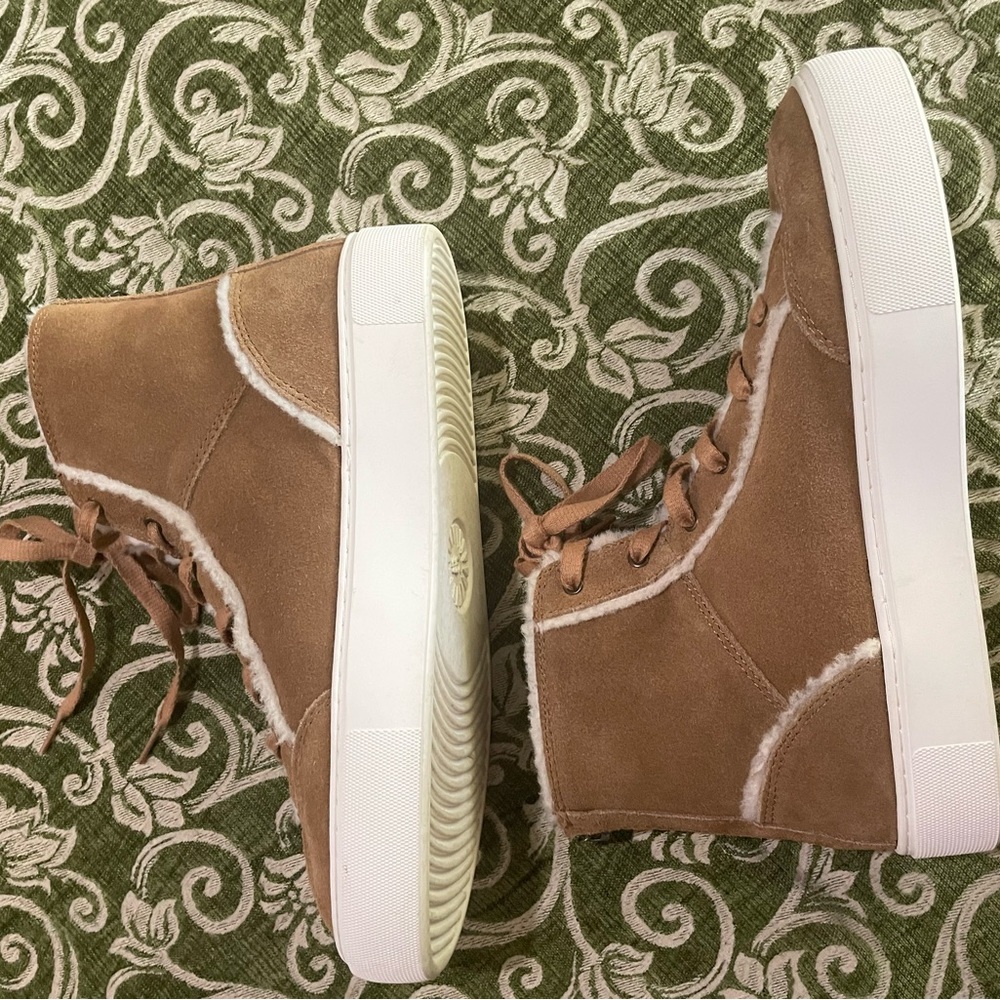 UGG Nuray boots
Size 9.5 
VGUC - Picture 6 of 7
